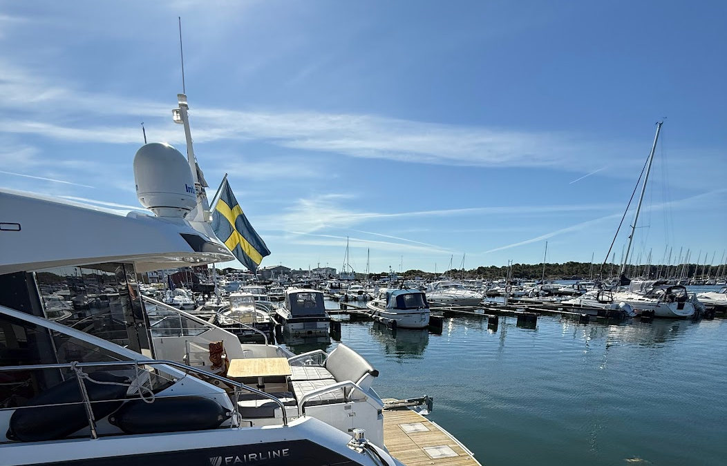 Fixed vs Rail Mounted Marine Lifts: Which System Is Better?
